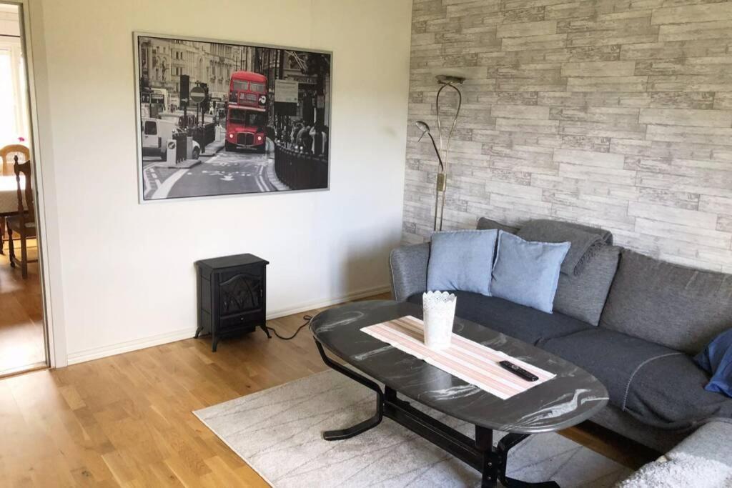 Villa Egen Laegenhet I 2-Familjshus Pa Landet. à Tierp Extérieur photo